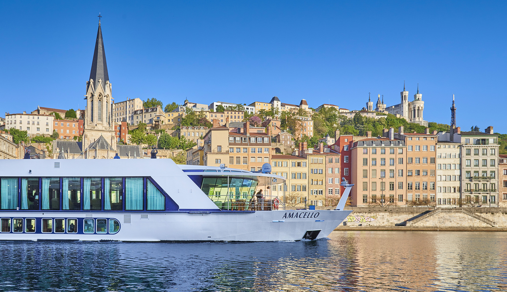 AmaCello_FR_sailing_Saone_passing_oldLyon_2023